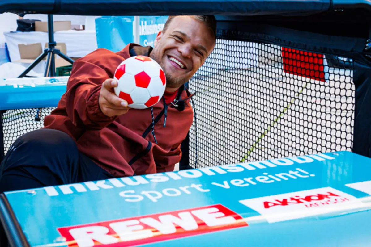 Paralympic-Kugelstoßer Niko Kappel im inklusiven Fußball-Sportgerät.s 