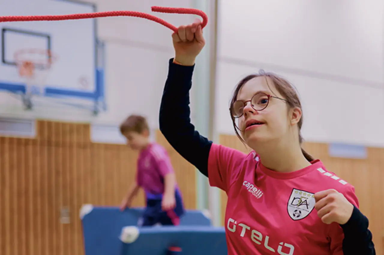 Ein Kind mit Behinderung beim inklusiven Nikolausturnen.