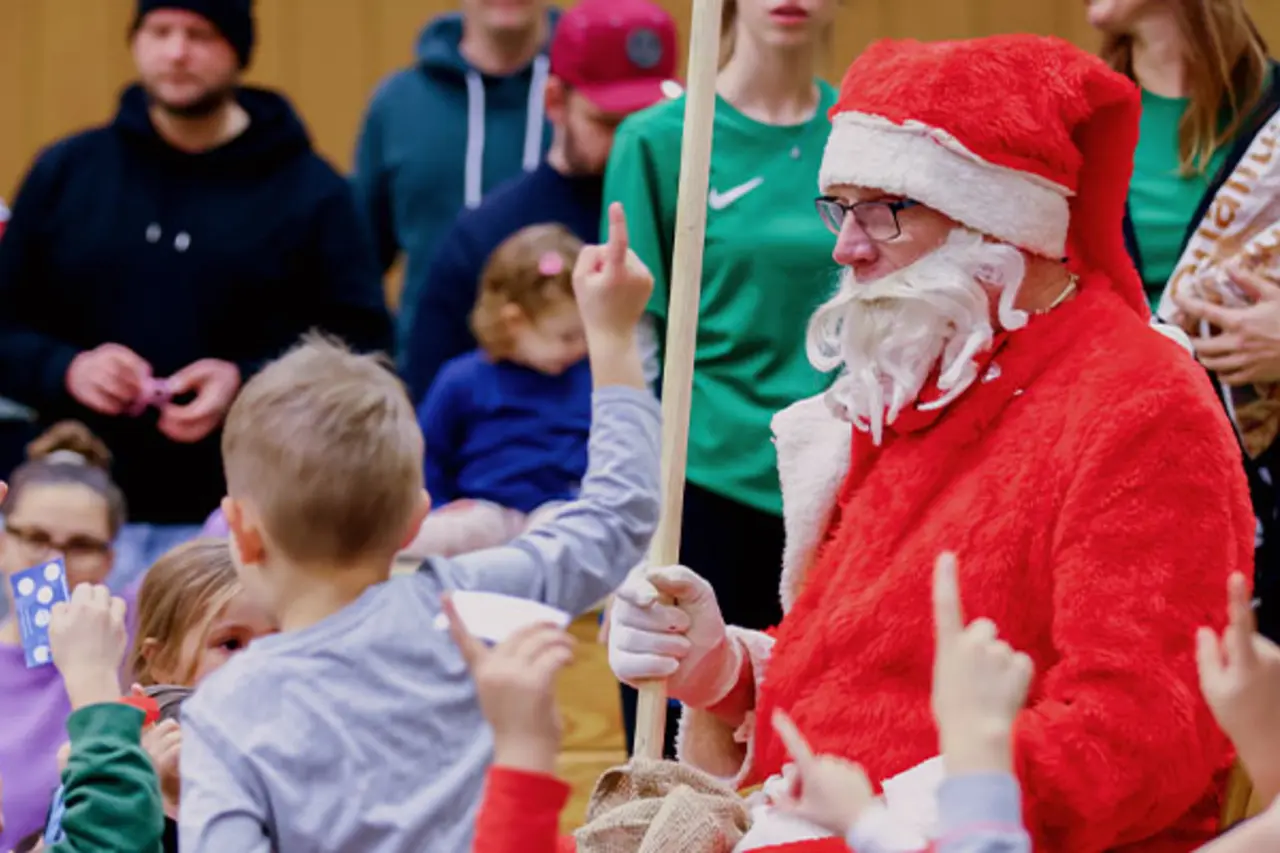 Ein Nikolaus besucht die Kinder beim inklusiven Turnen.
