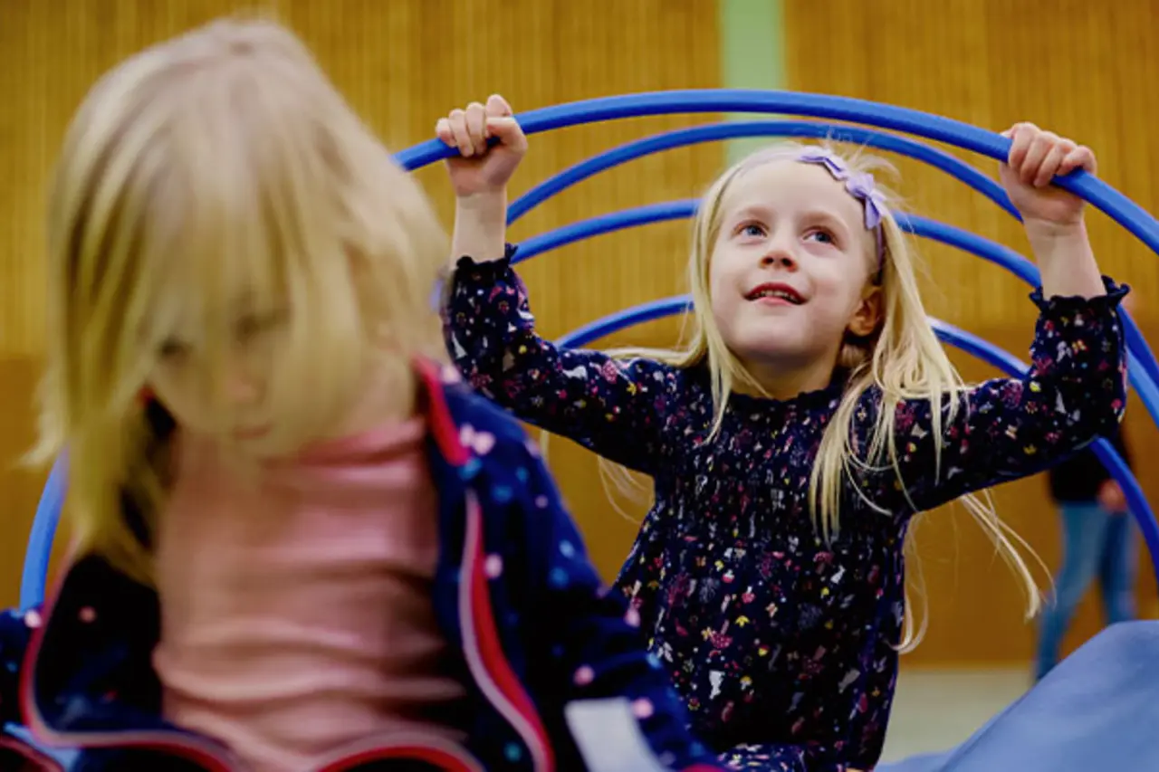 Beim Nikolausturnen entdecken zwei Kinder die Gerätelandschaft.