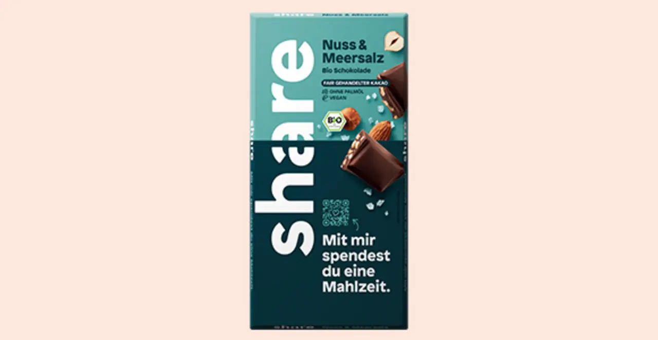 Eine Tafel share Schokolade Nuss & Meersalz.