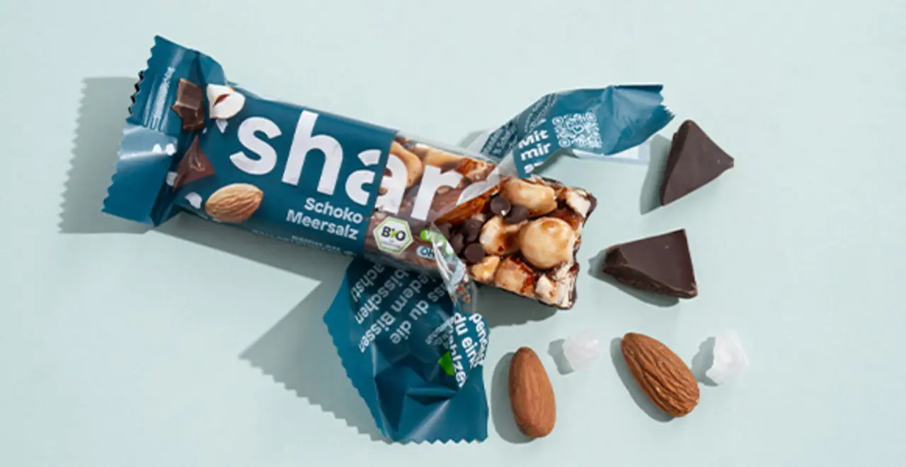 Ein share Müsliriegel mit Schokolade.