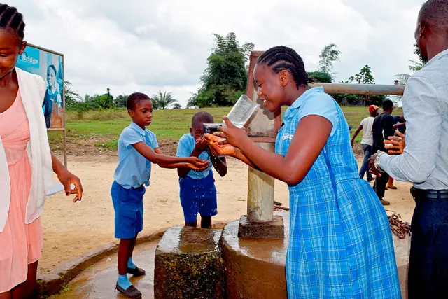 Ein Brunnen im globalen Süden: Die Menschen vor Ort haben Zugang zu sauberem Trinkwasser.