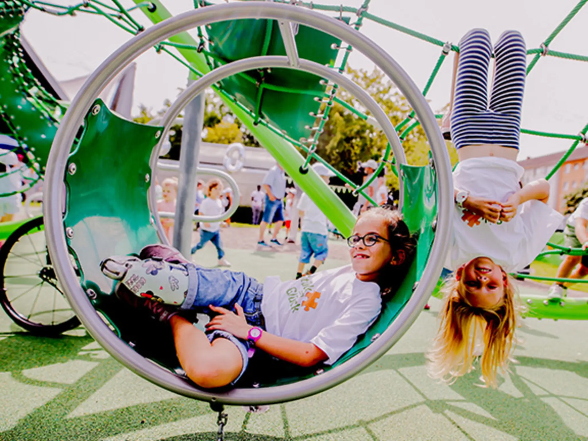 Ein inklusiver Spielplatz in Bremen. Kinder mit und ohne Behinderung spielen gemeinsam auf einem Klettergerüst.