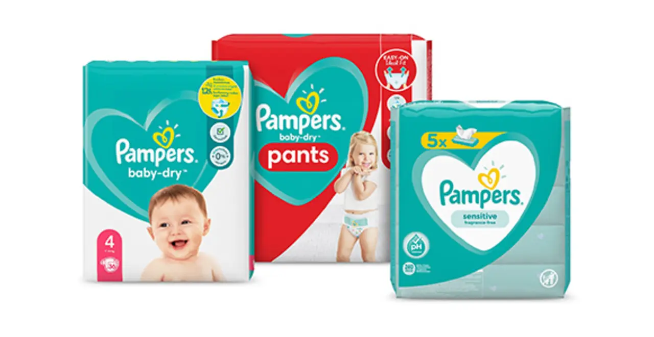 Mehrere Packungen Pampers Windeln. Für jede verkaufte Packung gehen 0,01 € an die Aktion „Stück zum Glück“.