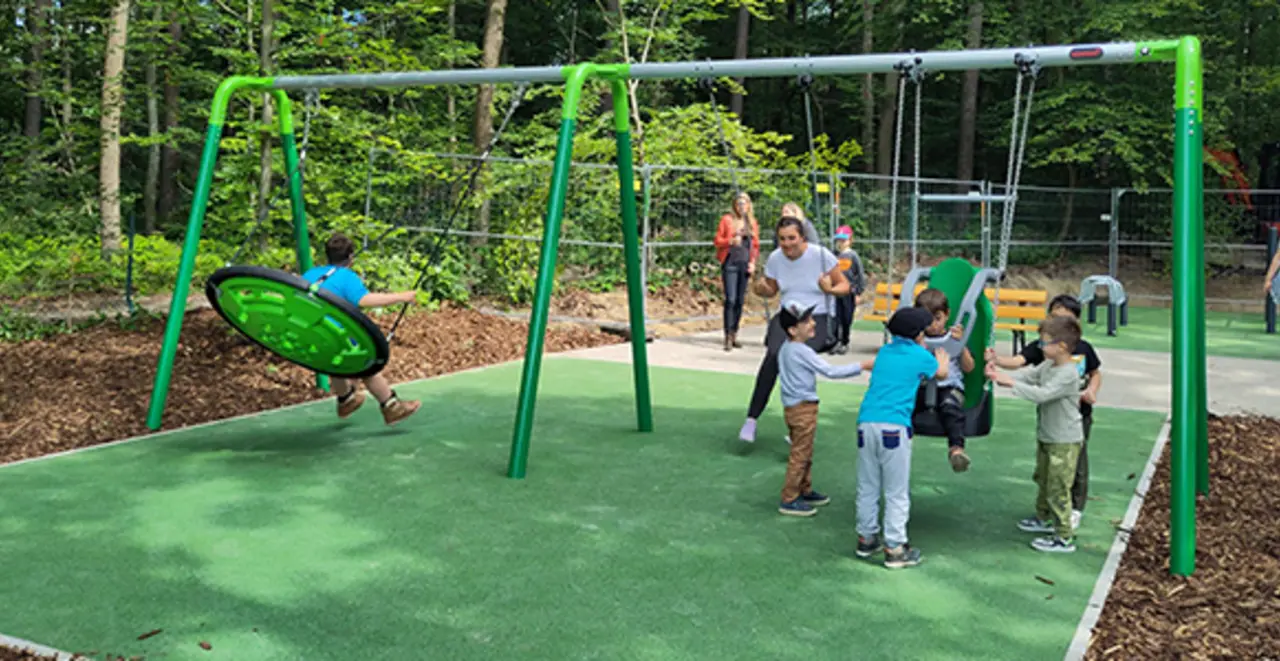 Eine inklusive Schaukelkombination mit You-and-Me-Sitz, inklusivem Schaukelschalensitz und Schalennest. 