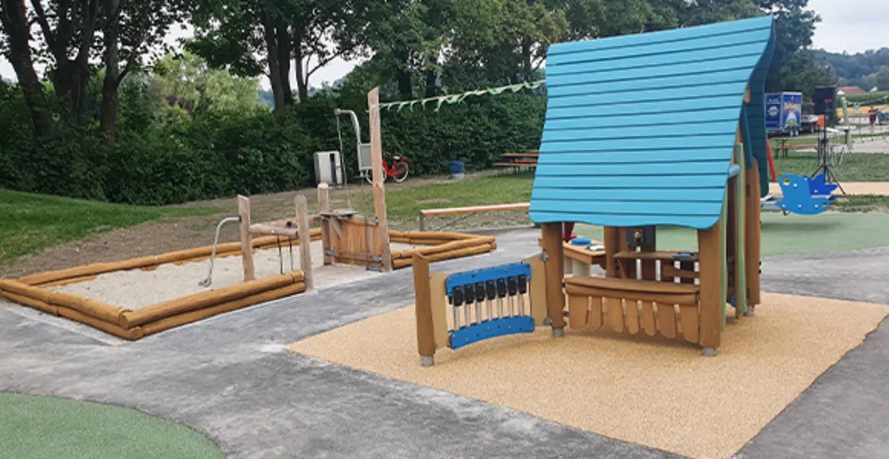 Ein inklusiver Spielplatz mit unterfahrbarem Sandspieltisch.