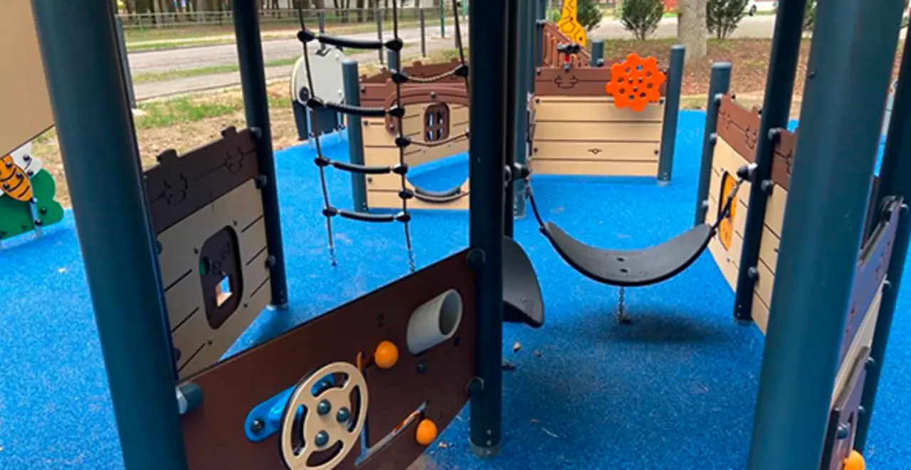 Ein Gerät mit verschiedenen Spieltafeln. Sie bieten sensorische, taktile und audiovisuelle Elemente. 