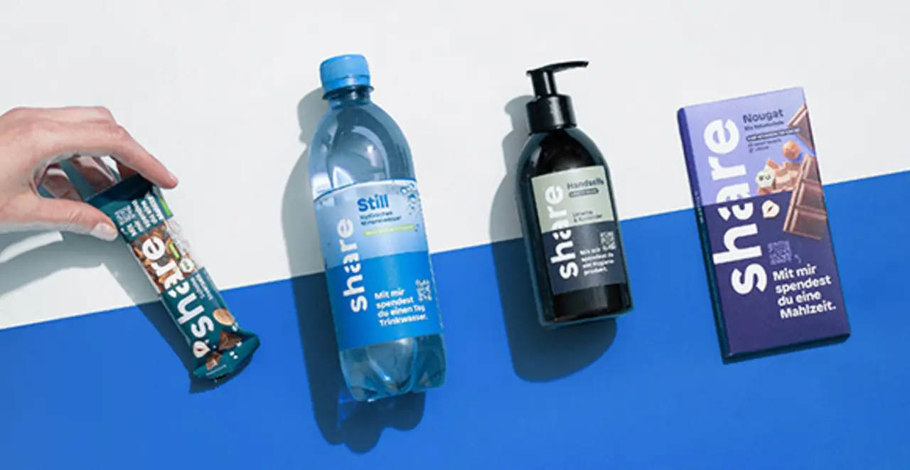 Mehrere share Produkte: Ein Müsliriegel, eine Flasche stilles Wasser, eine Packung Handseife und eine Tafel Schokolade. 