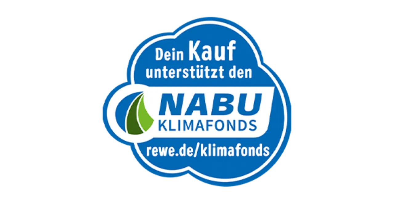 Ein blaues Label mit der Aufschrift: „Dein Kauf unterstützt den NABU-Klimafonds. rewe.de/klimafonds“ 