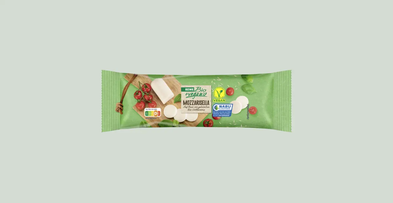 Eine Packung REWE Bio + vegan Mozzarisella. 