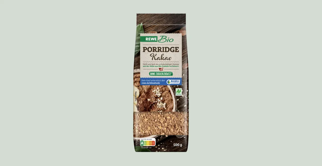 Eine Packung REWE Bio Porridge Kakao. 