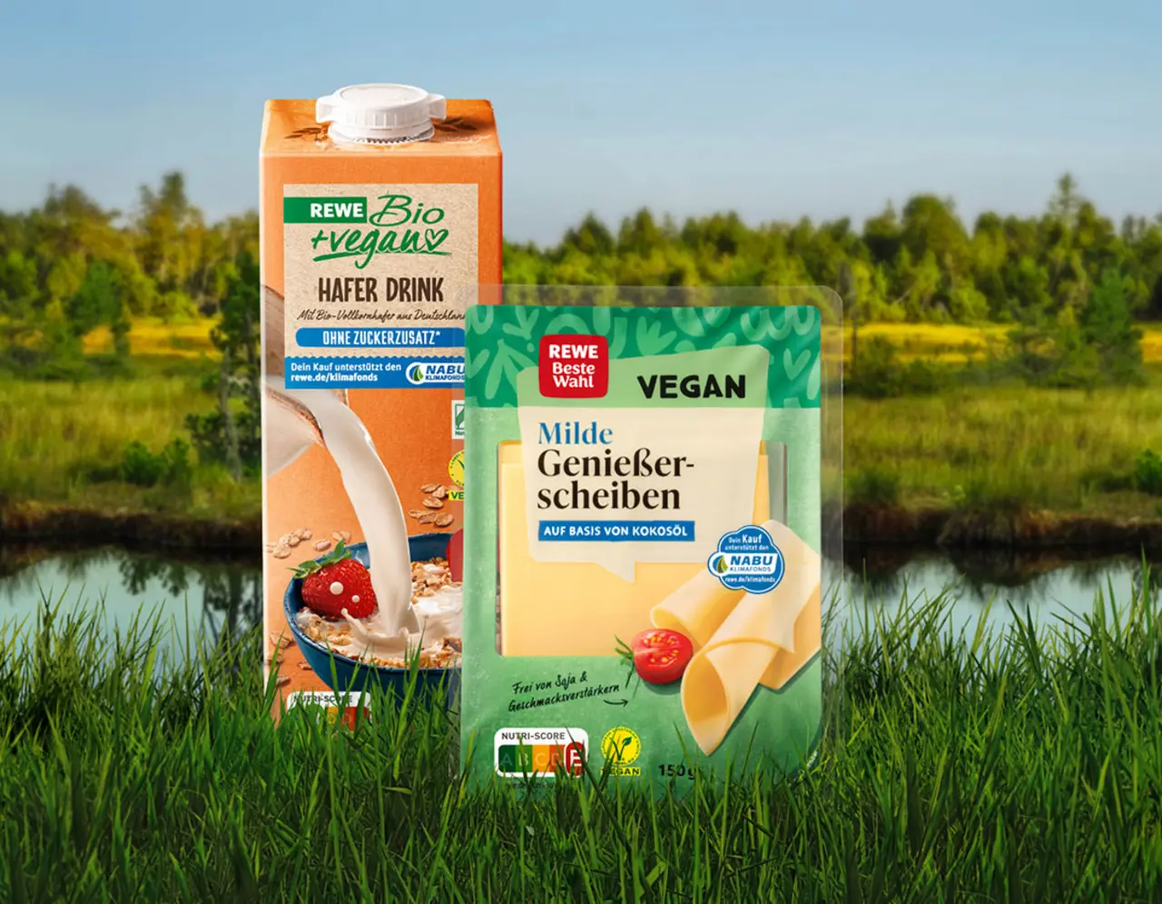 Eine Packung REWE Bio + vegan Hafer Drink und eine Packung REWE Beste Wahl Milde Genießerscheiben vegan vor einem naturbelassenen Moor im Hintergrund.