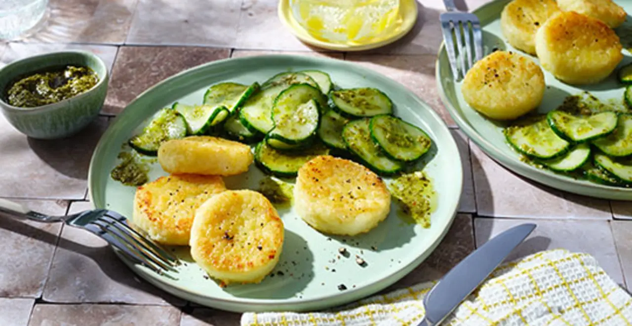 Kross gebratene Knödel an Pesto Verde mit einem Gurkensalat