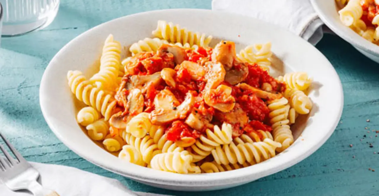 Leckere Nudeln mit einer Soße aus Tomaten und Champignons.