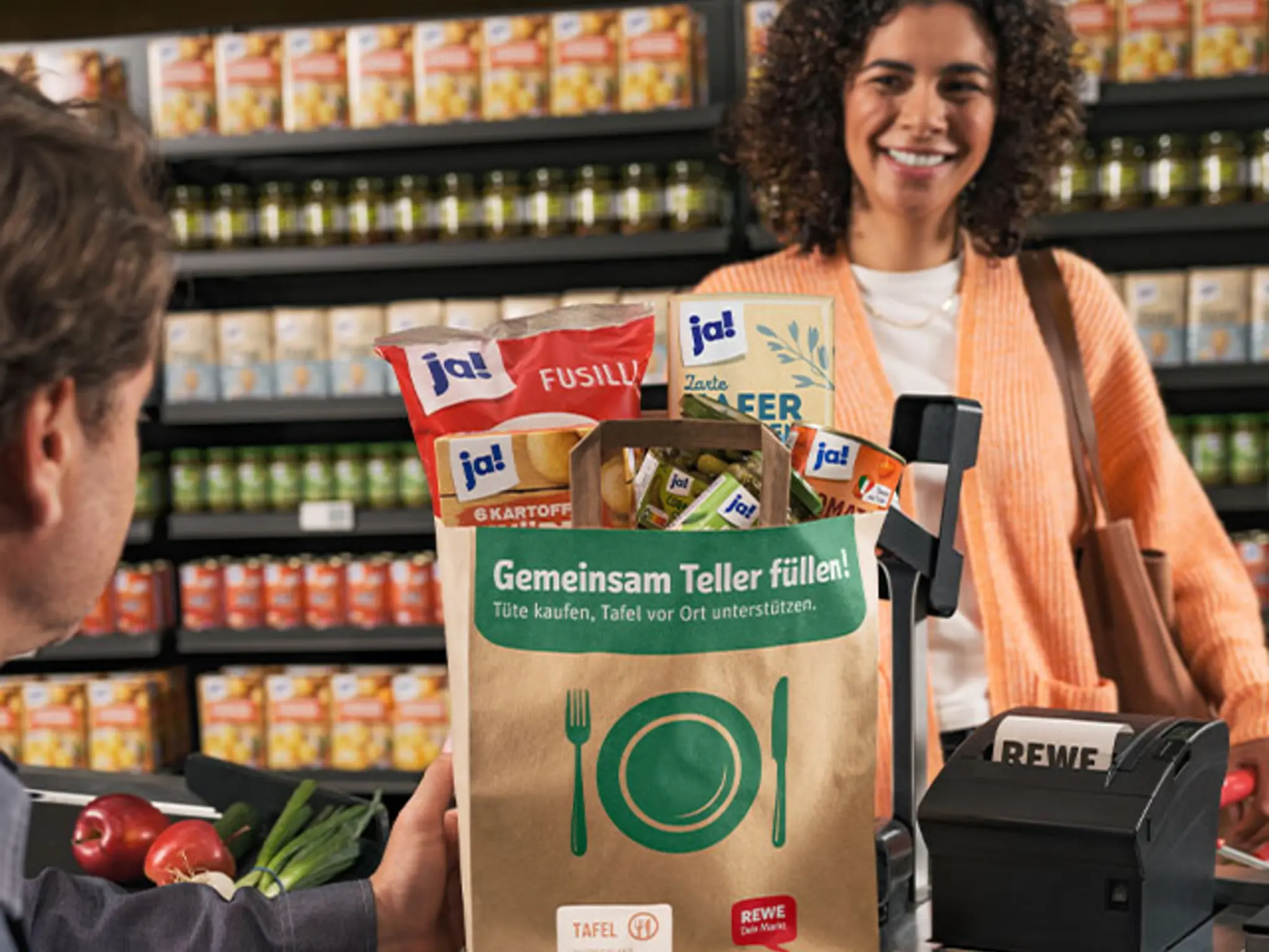 Wir sehen die gepackte Spendentüte.