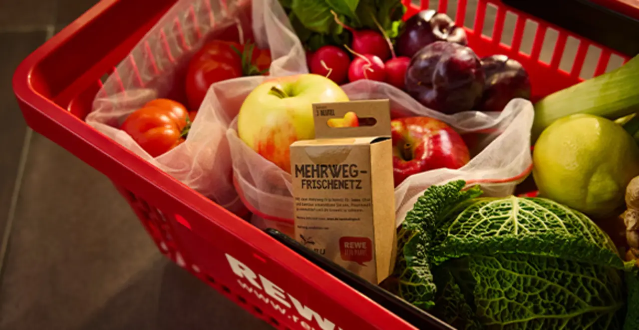 Ein REWE Einkaufskorb voll unverpackter Produkte.