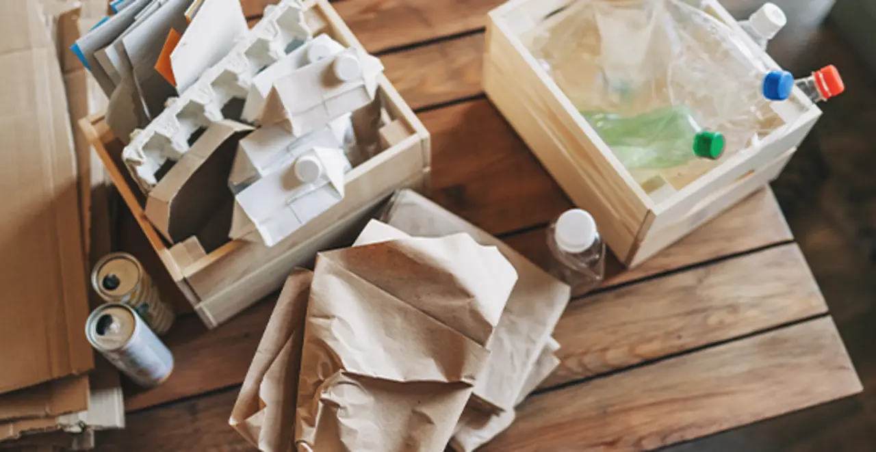 Verpackungsmüll steht ordentlich getrennt auf einem Tisch. 