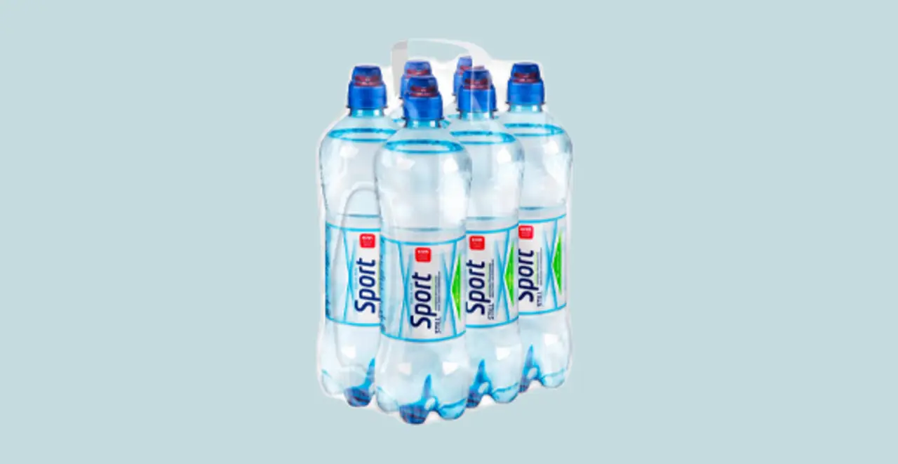 Sechs Flaschen REWE Aqua Mia Sport.