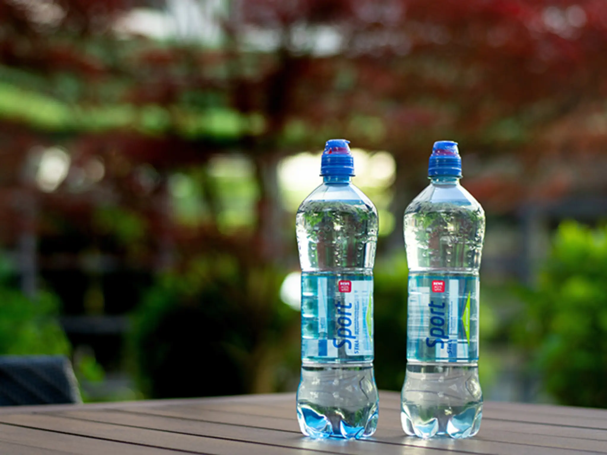 2 Flaschen REWE Aqua Mia Sport aus 100 % Recyclat.