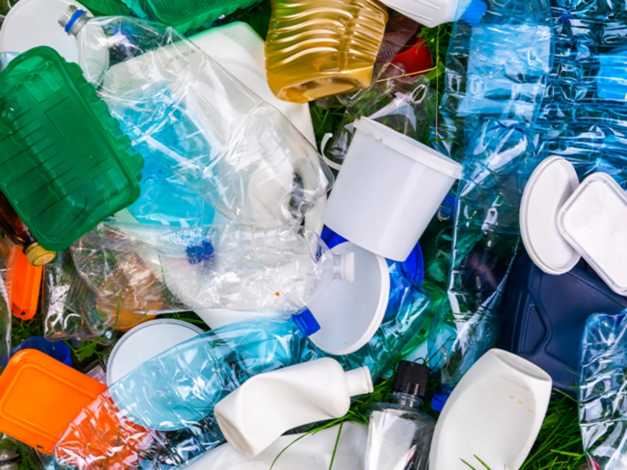 Verschiedene Plastikverpackungen wie Flaschen, die in die gelbe Tonne gehören.