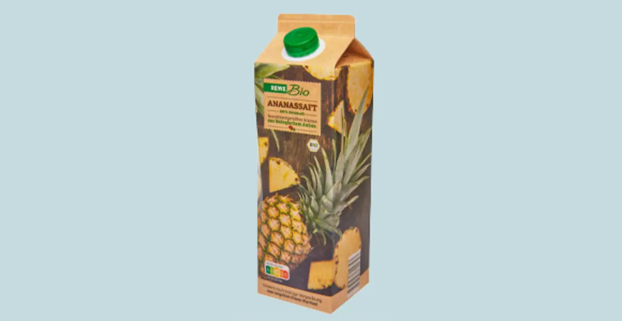 Eine Packung REWE Bio Ananassaft mit kleinerem Plastik-Ausguss.