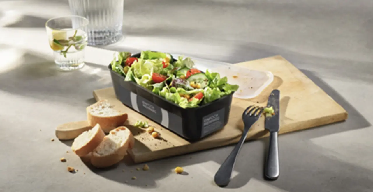 Eine Pfand-Verpackung für frische Salate.