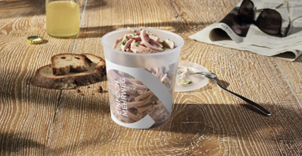 Eine Pfand-Verpackung für Feinkostsalate.
