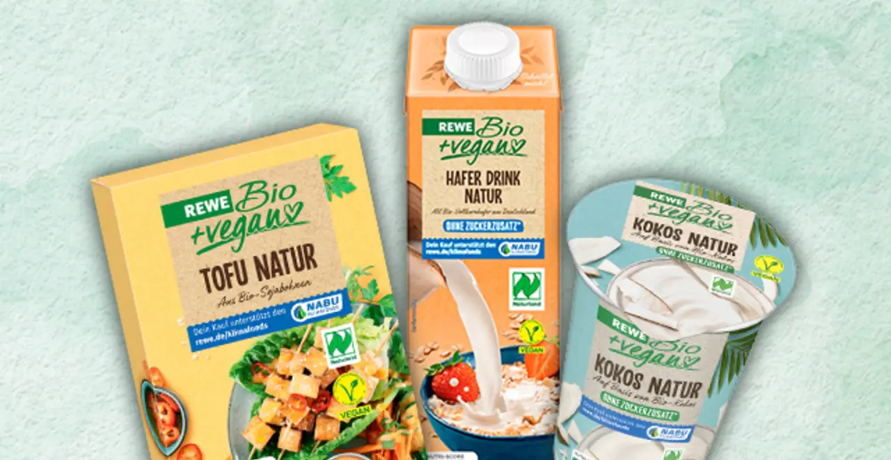 Eine Packung REWE Bio Tofu Natur, REWE Bio + vegan Hafer Drink Natur und REWE Bio + vegan Kokos Natur stehen stellvertretend für die rein pflanzliche Vielfalt von REWE Bio.