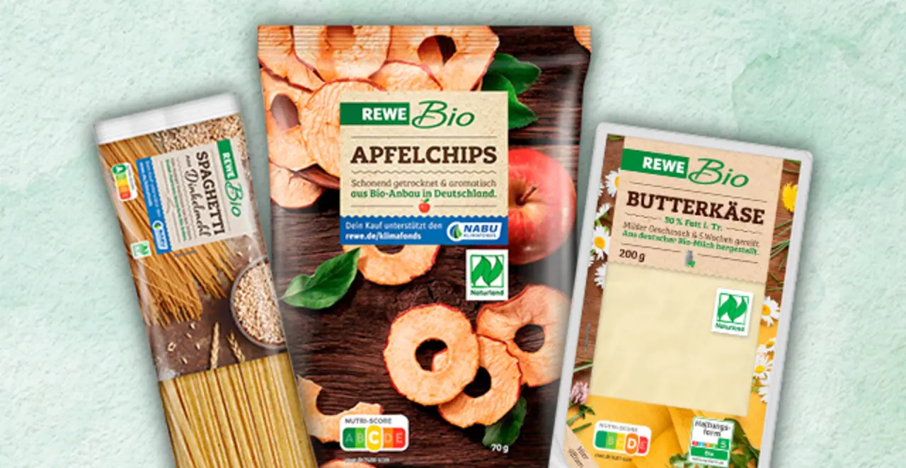 Eine Packung REWE Bio Dinkelspaghetti, eine Packung REWE Bio Apfelchips und eine Packung REWE Bio Butterkäse stehen stellvertretend für alle REWE Bio Produkte aus Deutschland. 