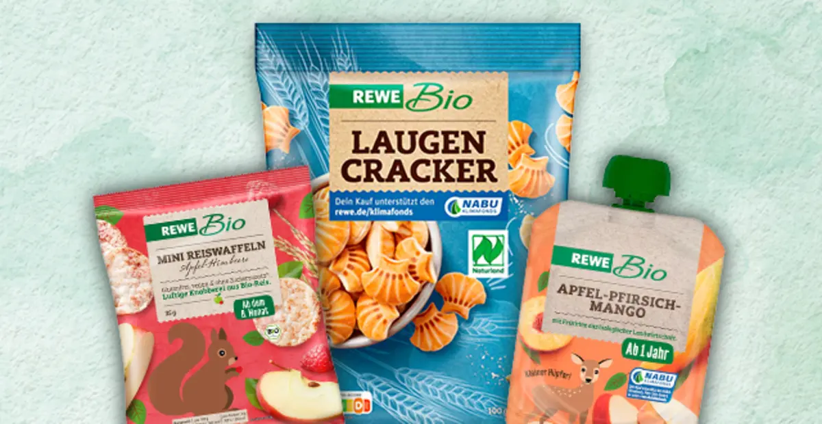 Ein REWE Bio Quetschie, eine Packung REWE Bio Mini-Reiswaffeln und eine Packung REWE Bio Laugencracker stehen stellvertretend für alle kindgerechten REWE Bio Produkte. 