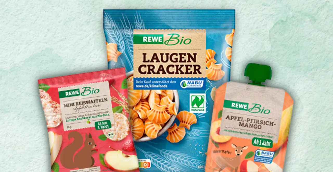 Ein REWE Bio Quetschie, eine Packung REWE Bio Mini-Reiswaffeln und eine Packung REWE Bio Laugencracker stehen stellvertretend für alle kindgerechten REWE Bio Produkte. 