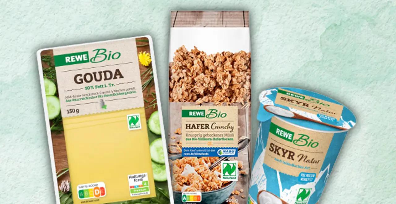 Ein Becher REWE Bio Skyr Natur, eine Packung REWE Bio Hafer Crunchy und eine Packung REWE Bio Gouda stehen stellvertretend für alle REWE Bio Produkte mit Naturland Zeichen.