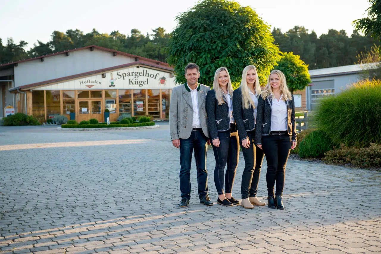 Wolfgang Kügel und seine Töchter Julia, Katrin und Anja stehen in der Auffahrt des Spargelhof Kügel.  