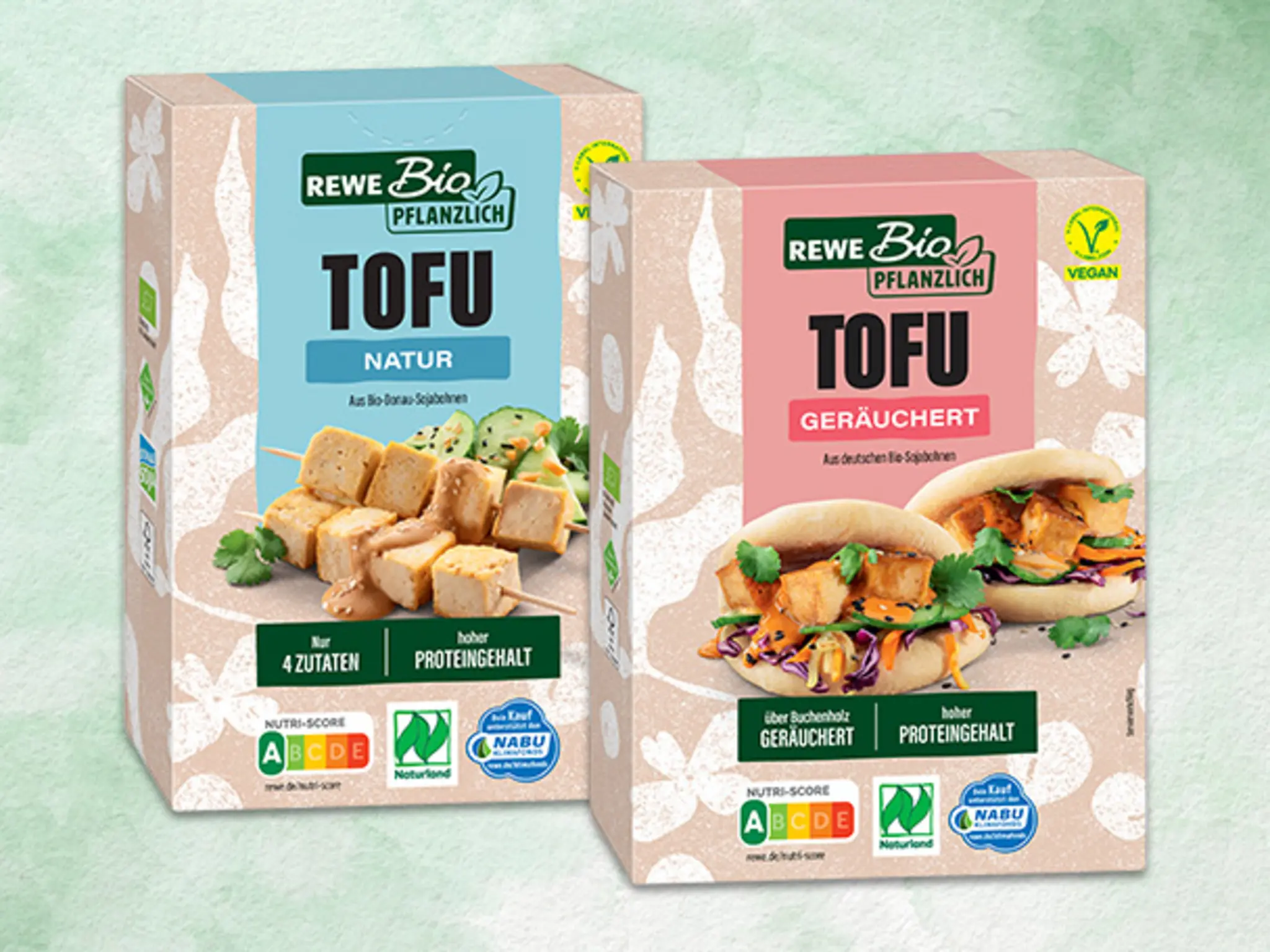 Eine Packung REWE Bio pflanzlich Natur- und eine Packung REWE Räuchertofu. 