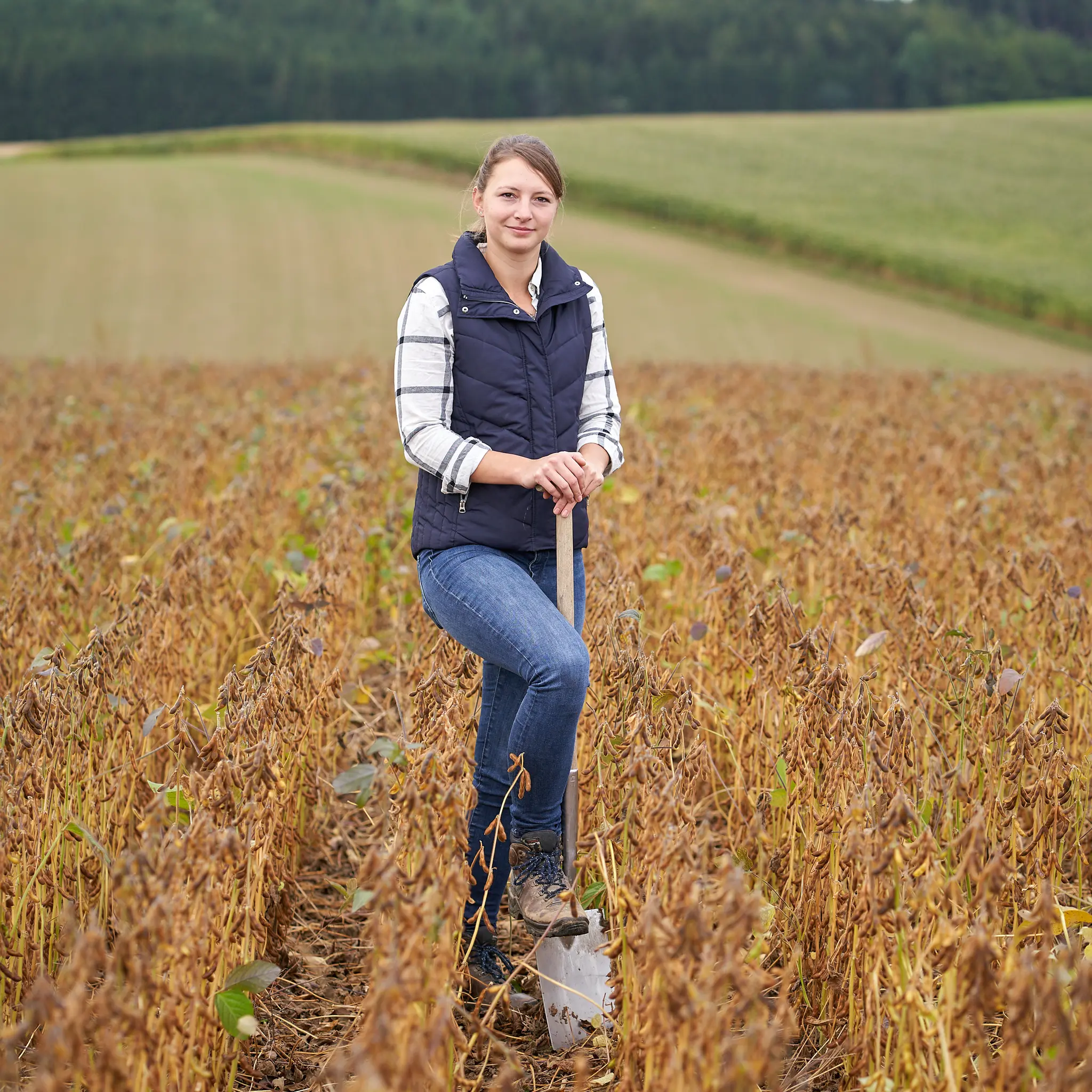 Naturland Landwirtin Anna Hefele arbeitet auf einem der Soja-Felder ihrer Familie.