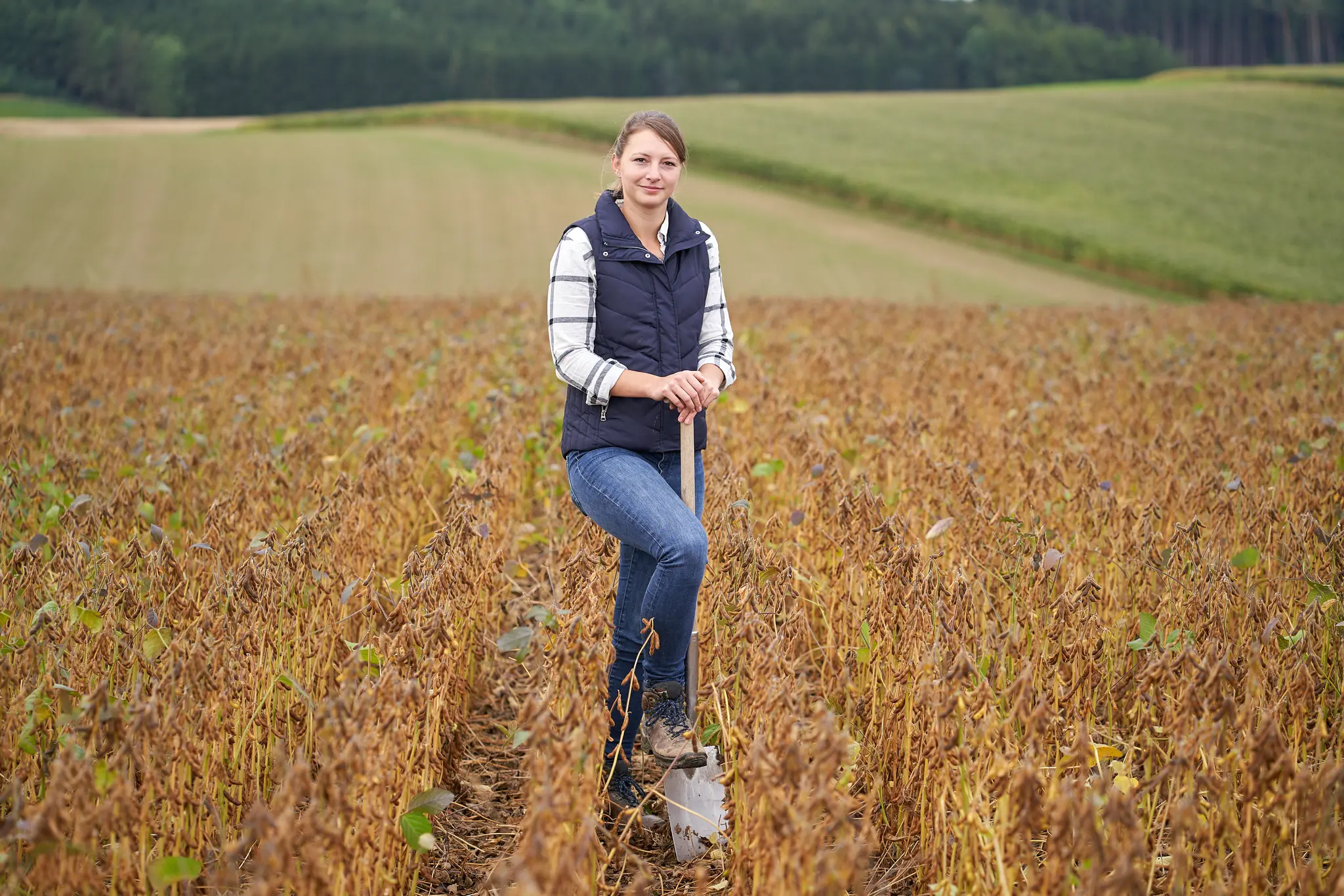 Naturland Landwirtin Anna Hefele arbeitet auf einem der Soja-Felder ihrer Familie. 