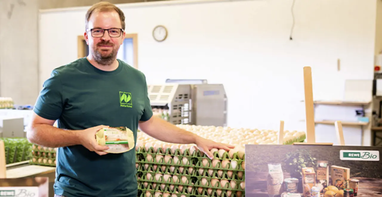 Naturland Landwirt Christoph Möller erzeugt Eier für REWE Bio Spitz & Bube.