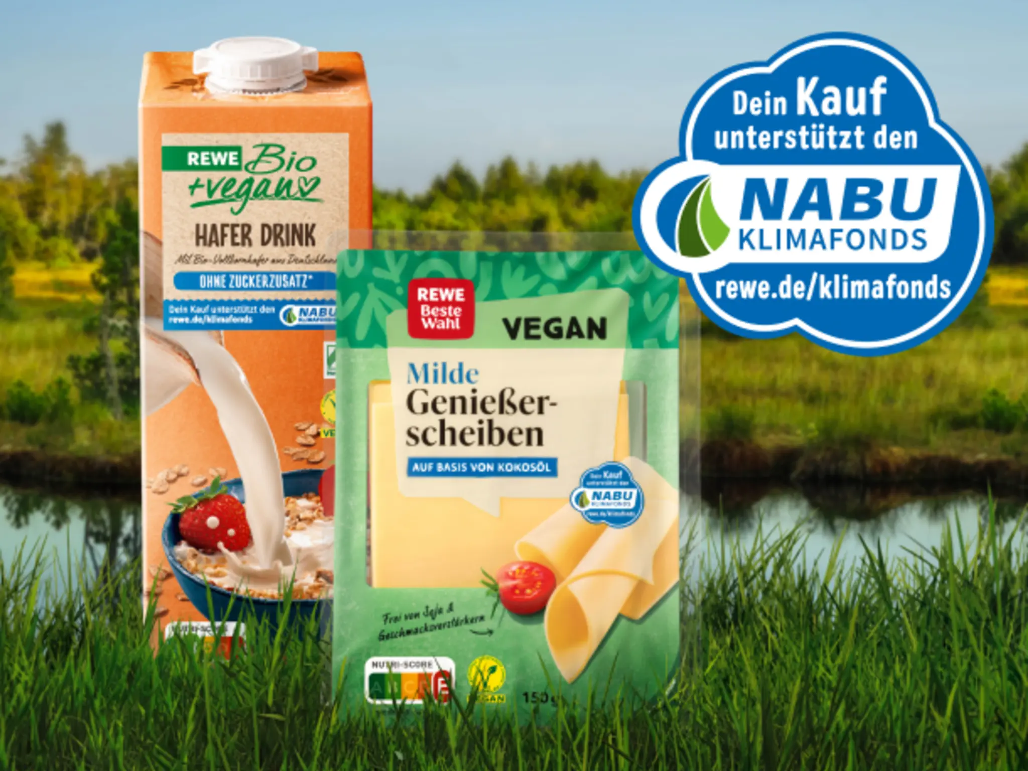 Ein naturbelassenes Moor, um Vordergrund verschiedene REWE Bio Produkte. In einem Störer steht der Text „Dein Kauf unterstützt den NABU Klimafonds. rewe.de/klimafonds“