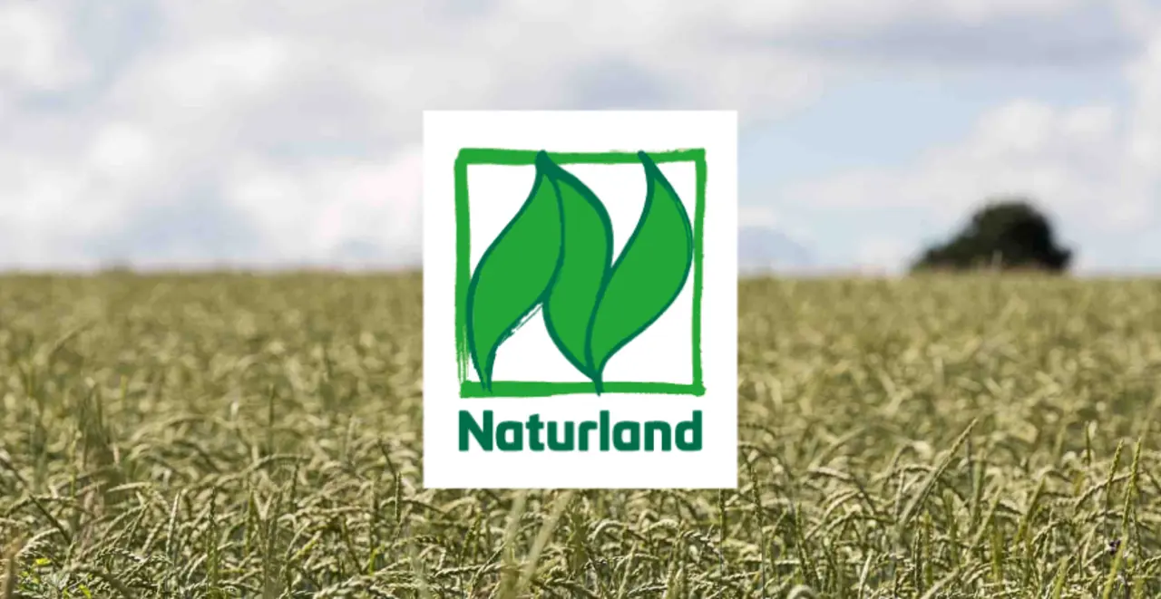 Das Naturland-Zeichen vor dem Hintergrund eines Getreidefeldes.
